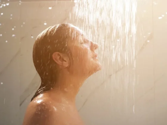 Ducha y calor parecen estar asociados.